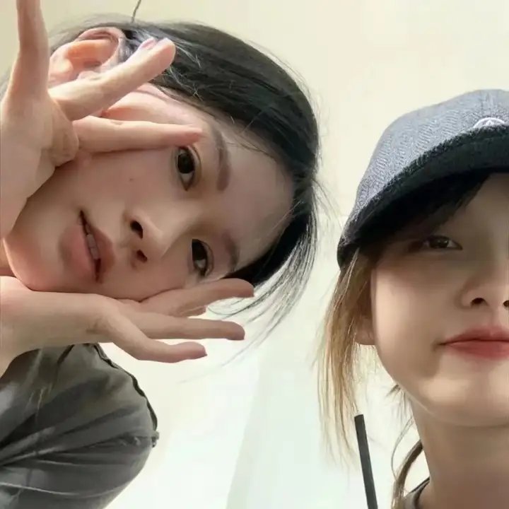 隔楼女孩：我们之间的层距海报